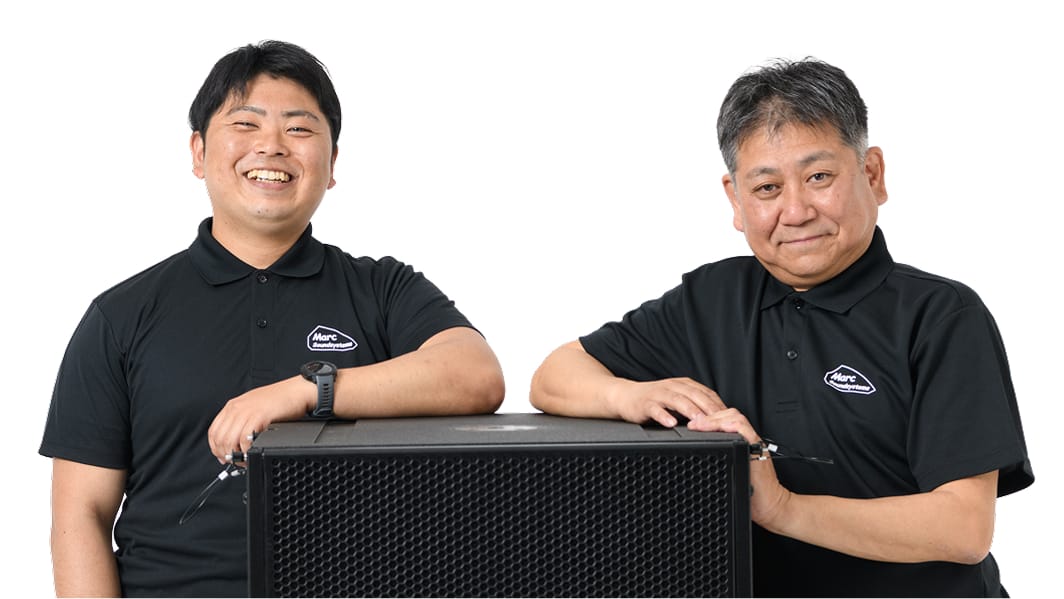 親子2人でスピーカーを組み上げる様子