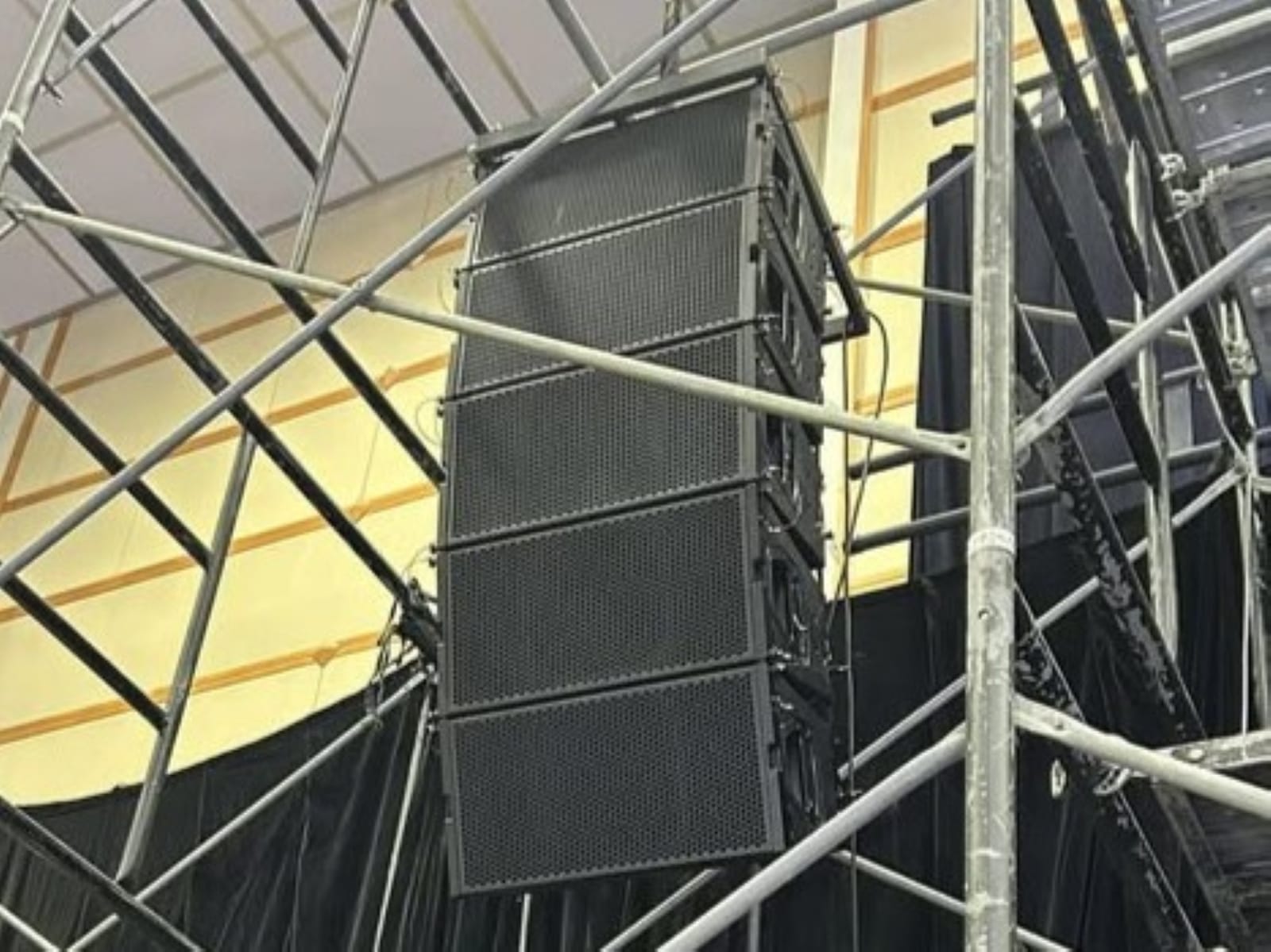 【ラインアレイスピーカーの使い方】音響のプロが教える最適な設置方法